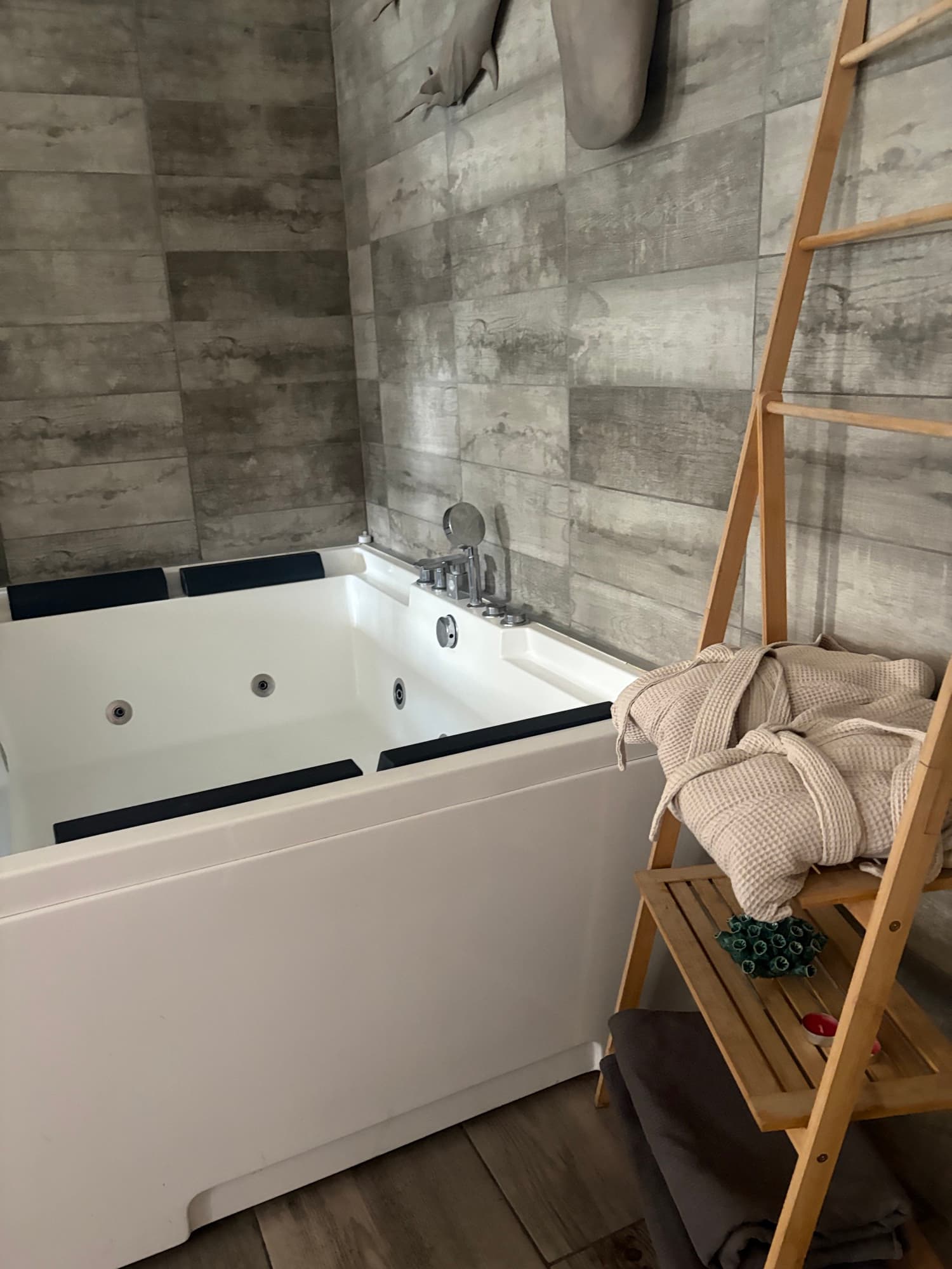 Jacuzzi balnéo love room Saint-Cyprien avec peignoirs