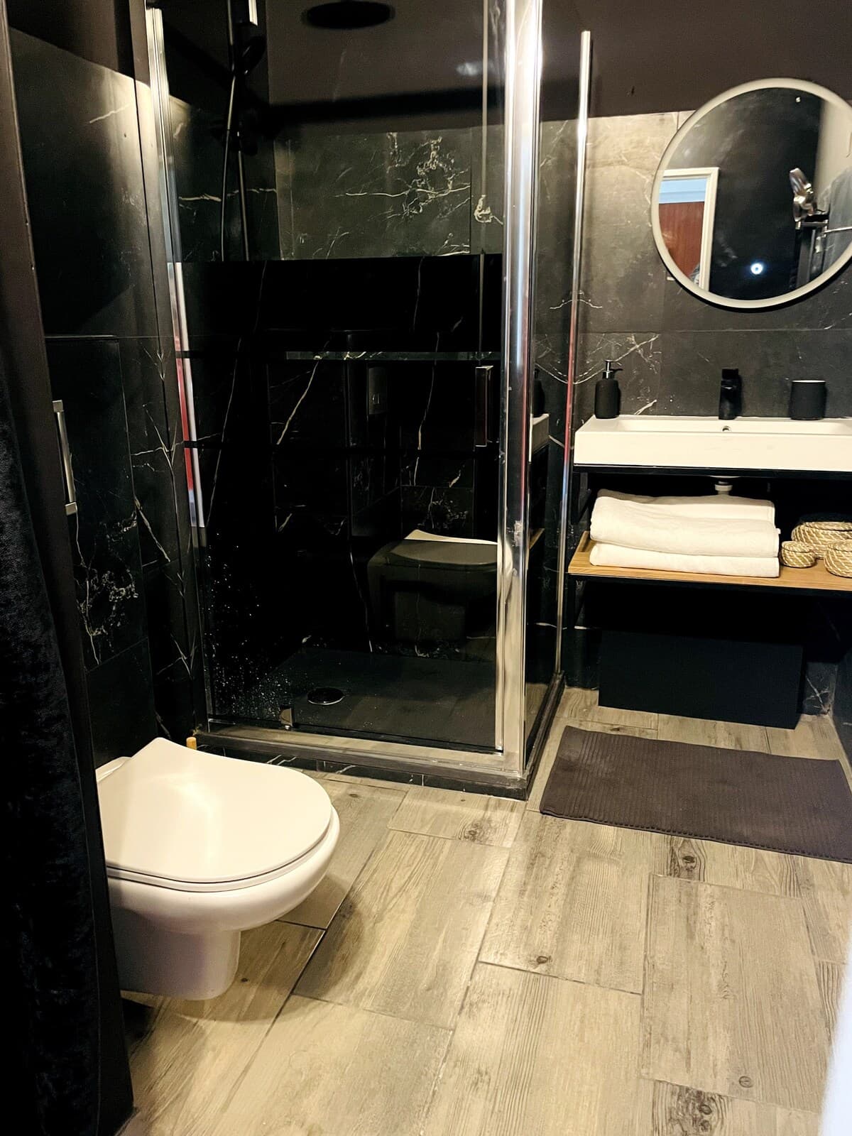 Salle de bain et douche à l’italienne — Suites Dreams Saint-Cyprien