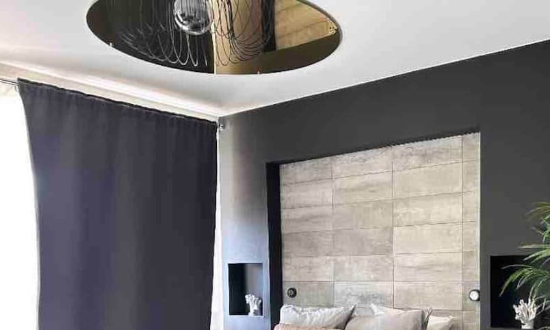 Suite romantique Saint-Cyprien — miroir au plafond doré